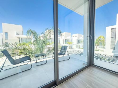 فيلا 260 متر مربع من 5 غرفة و5 حمام خاص في Kaparis (Azure Breeze Villa - Roof Garden & Sea Views) in Paralimni فيلا 260 متر مربع من 5 غرفة و5 حمام خاص في Kaparis (Azure Breeze Villa - Roof Garden & Sea Views) in Paralimni