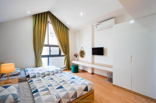 Gác mái Studio - Queen bed and sofa