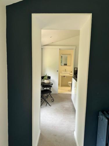 Grand studio neuf sur jardin privé a 35 mn du RER A Charles de Gaulle Etoile (Grand studio neuf sur jardin prive a 35 mn du RER A Charles de Gaulle Etoile) in เมซอง ราฟิต Grand studio neuf sur jardin privé a 35 mn du RER A Charles de Gaulle Etoile (Grand studio neuf sur jardin prive a 35 mn du RER A Charles de Gaulle Etoile) in เมซอง ราฟิต