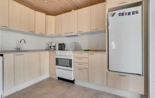 Kitchen, 3 Bedroom Awesome Home In Thisted in Hjardemål Kitchen, 3 Bedroom Awesome Home In Thisted in Hjardemål