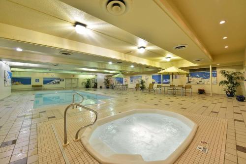 Басейн, Edmonton Hotel & Convention Centre in Edmonton (AB) Басейн, Edmonton Hotel & Convention Centre in Edmonton (AB)