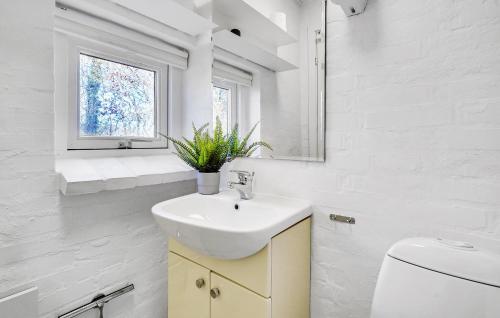 Bathroom, Stunning Home In Hadsund With Wifi in Hadsund Bathroom, Stunning Home In Hadsund With Wifi in Hadsund