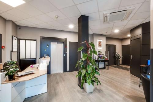 Előcsarnok, Brit Hotel Saint-Nazaire Centre in Saint-Nazaire Előcsarnok, Brit Hotel Saint-Nazaire Centre in Saint-Nazaire