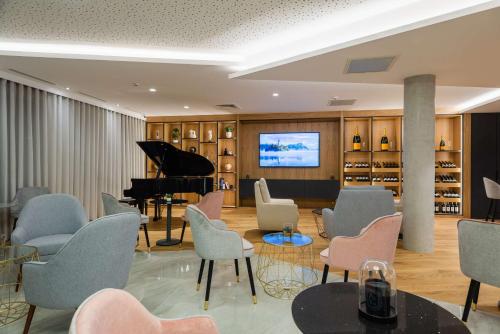 Bar/lounge, Brit Hotel Paris Orly Rungis in Paris-Orly Airport Bar/lounge, Brit Hotel Paris Orly Rungis in Paris-Orly Airport