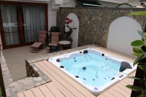 شرفة/ تراس, Capri Bougainville Luxury Boutique Hotel in اناكابري شرفة/ تراس, Capri Bougainville Luxury Boutique Hotel in اناكابري