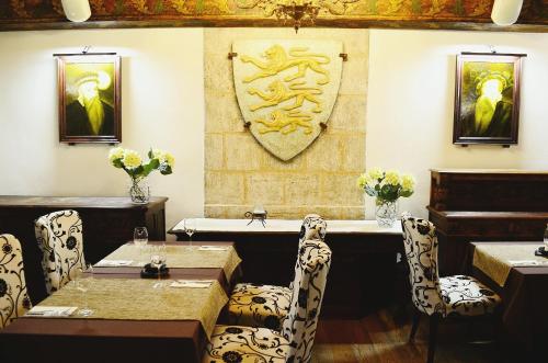 Restaurant, Three Crowns Residents near Alexander Nevsky Cathedral Restaurant, Three Crowns Residents near Alexander Nevsky Cathedral