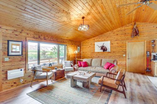 Dubois Riverfront Lodge with On-Site Fishing and Views in Dubois (WY) Dubois Riverfront Lodge with On-Site Fishing and Views in Dubois (WY)