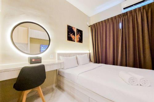 Relaxing and Homey Studio Room Sky House BSD Apartment By Travelio