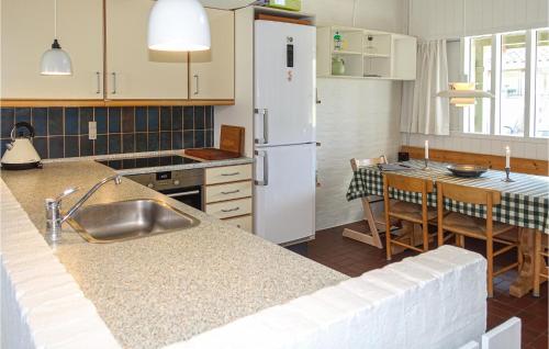 Kitchen, Stunning Apartment In Allinge With Wifi in Slotslyngvej Kitchen, Stunning Apartment In Allinge With Wifi in Slotslyngvej