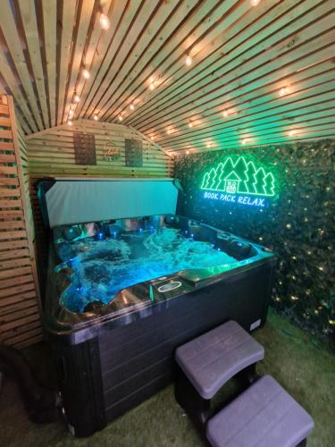 Townhouse - 6 Bed Hot Tub House