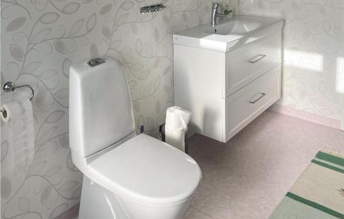 Bathroom, 2 Bedroom Beautiful Home In Braas in Braås Bathroom, 2 Bedroom Beautiful Home In Braas in Braås
