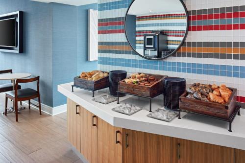 ผับ/เลาจน์, Delta Hotels Toronto near หมู่เกาะโตรอนโต ผับ/เลาจน์, Delta Hotels Toronto near หมู่เกาะโตรอนโต