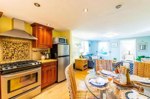 Konyha, Waterfront Cape Cod Home in West Dennis (MA) Konyha, Waterfront Cape Cod Home in West Dennis (MA)