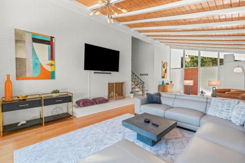 Upscale Modern Home with perfect triad location in High Point Upscale Modern Home with perfect triad location in High Point