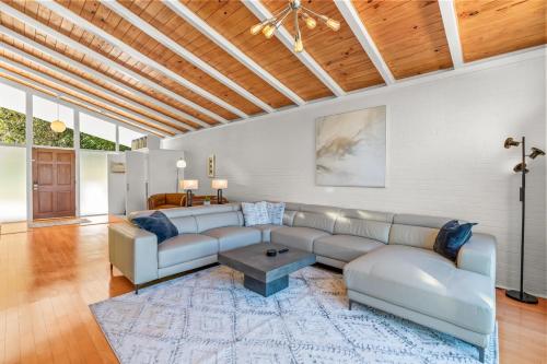 Upscale Modern Home with perfect triad location in High Point Upscale Modern Home with perfect triad location in High Point