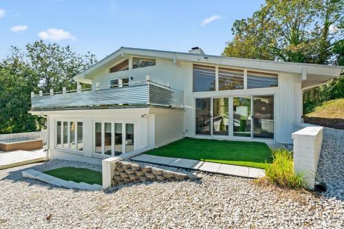 Upscale Modern Home with perfect triad location in High Point Upscale Modern Home with perfect triad location in High Point