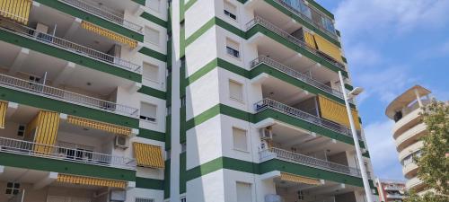 Gran ventilación, fresco, muy bien equipado, garaje