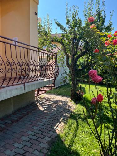 Rose Apartment with Garden & free parking