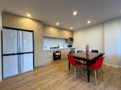 ห้องครัว, NO PARTY ALLOWED, Entire Brand New 3 bedroom townhouse, free unlimited fibre wifi and free parking in นอร์ท เวลลิงตัน ห้องครัว, NO PARTY ALLOWED, Entire Brand New 3 bedroom townhouse, free unlimited fibre wifi and free parking in นอร์ท เวลลิงตัน