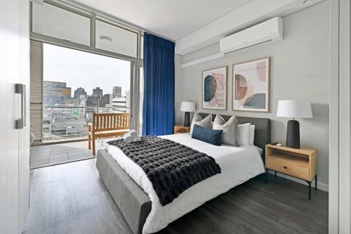 Yaya - Modern Apartment with City, Ocean & Mountain views!