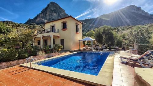 Villa 14 by Mila Prieto