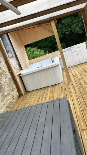 Maison de ville à 3 kilometre du centre de cognac , jacuzzi privée et disponible sur place (Maison de ville a 3 kilometre du centre de cognac , jacuzzi privee et disponible sur place) in Chateaubernard Maison de ville à 3 kilometre du centre de cognac , jacuzzi privée et disponible sur place (Maison de ville a 3 kilometre du centre de cognac , jacuzzi privee et disponible sur place) in Chateaubernard