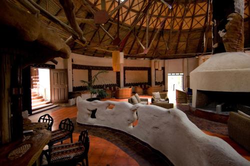 בר/טרקלין, Masai Mara Sopa Lodge in Narok בר/טרקלין, Masai Mara Sopa Lodge in Narok