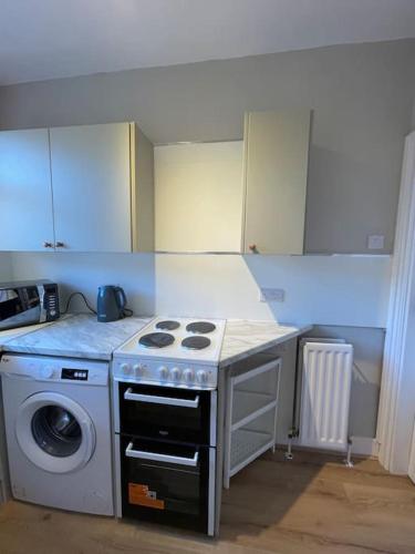 Kitchen, Whole House Modern Two Bedroom in Newcastle - Free Parking in Benwell and Scotswood Kitchen, Whole House Modern Two Bedroom in Newcastle - Free Parking in Benwell and Scotswood
