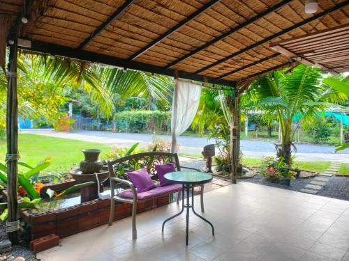 Alaska pool cafe&homestay2 in Lan Saka Alaska pool cafe&homestay2 in Lan Saka