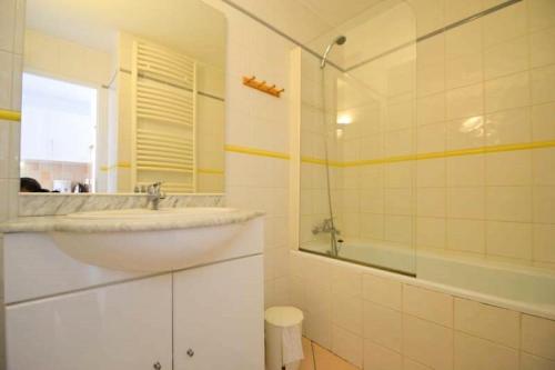 Bathroom, Residence Le Pelvoux - Studio cabine 4/5 pers - LE PELVOUX - PLAGNE CENTRE MAE-9024 in La Plagne Bathroom, Residence Le Pelvoux - Studio cabine 4/5 pers - LE PELVOUX - PLAGNE CENTRE MAE-9024 in La Plagne