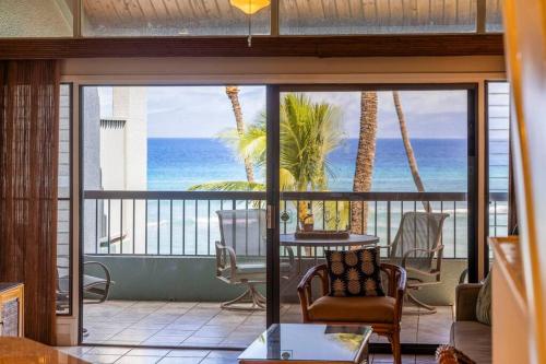 Hale Mahina B403- Beautiful 2 bedroom oceanfront condo, private beach, farmers market, and more
