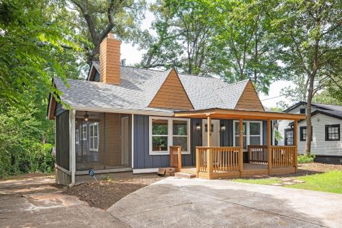 Garden, Chic 2-Bed Haven with Vibrant Decor in SE Atlanta in Browns Mill Park Garden, Chic 2-Bed Haven with Vibrant Decor in SE Atlanta in Browns Mill Park