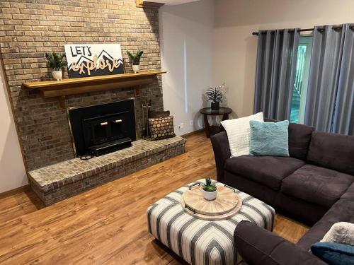 Spacious 4BR Colonial with River Views & Family Charm in Barboursville (WV) Spacious 4BR Colonial with River Views & Family Charm in Barboursville (WV)
