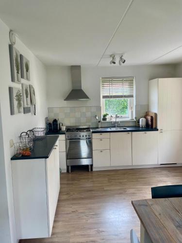Kitchen, 6 persoons Vakantiehuis Lavendel in Zeeland in Zonnemaire Kitchen, 6 persoons Vakantiehuis Lavendel in Zeeland in Zonnemaire