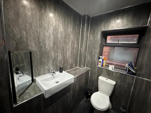 Bathroom, Four Bedrooms and Two Bathrooms up to Nine People in Smethwick Bathroom, Four Bedrooms and Two Bathrooms up to Nine People in Smethwick