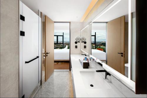 Deluxe Suite image 3