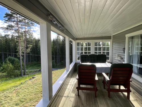 Erkély/terasz, Koselig hytte i skogen in Charlottenberg Erkély/terasz, Koselig hytte i skogen in Charlottenberg