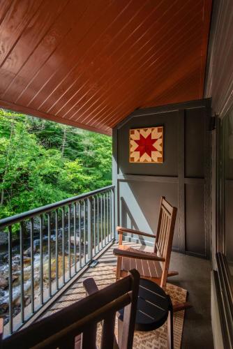 شرفة/ تراس, Historic Rocky Waters Inn, A Small Luxury Hotel in جاتلينبرج شرفة/ تراس, Historic Rocky Waters Inn, A Small Luxury Hotel in جاتلينبرج