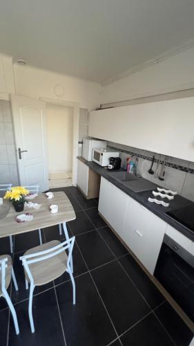 مطبخ, Maison calme, 5min Gare à pied (Maison calme, 5min Gare a pied) in Les Mureaux مطبخ, Maison calme, 5min Gare à pied (Maison calme, 5min Gare a pied) in Les Mureaux