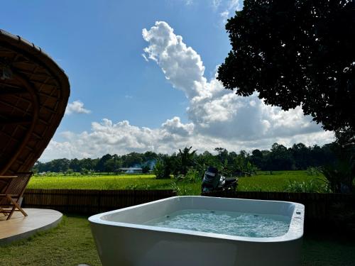 Hot tub, Circle House Sidemen in Klungkung Hot tub, Circle House Sidemen in Klungkung