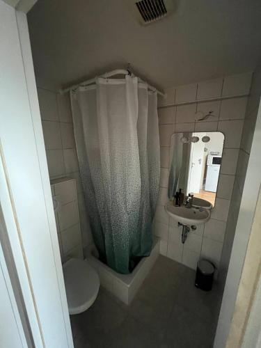 Fürdőszoba, Einzelzimmer Nr4 in Haigerloch Fürdőszoba, Einzelzimmer Nr4 in Haigerloch