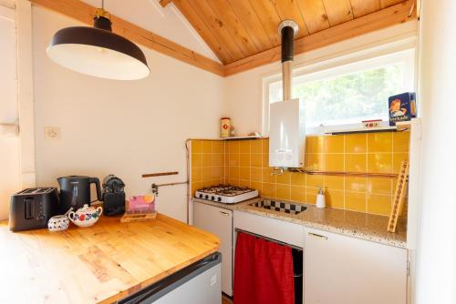 Kitchen, Cozy Tiny House between Veluwe en Veluwemeer - with free use of bikes in Ermelo Kitchen, Cozy Tiny House between Veluwe en Veluwemeer - with free use of bikes in Ermelo