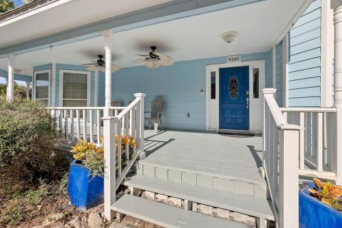 Coastal Retreat in Crescent Beach Coastal Retreat in Crescent Beach