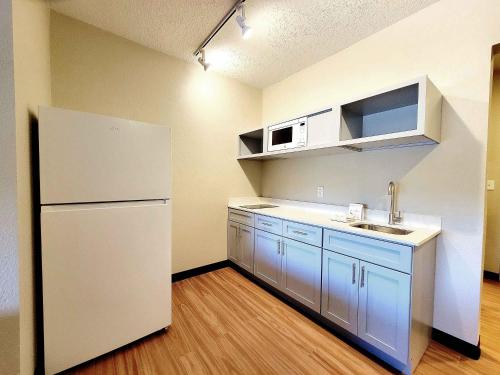 Kitchen, Extended Stay America Suites - Buffalo - Airport in Buffalo (NY) Kitchen, Extended Stay America Suites - Buffalo - Airport in Buffalo (NY)