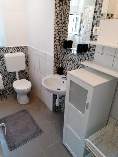 Kamar Mandi, Hanna Apartman 1-2 in Koszeg Kamar Mandi, Hanna Apartman 1-2 in Koszeg
