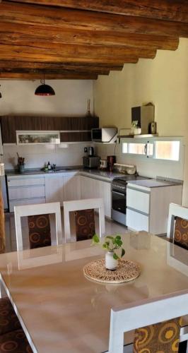 Casa de piedemonte in ลูคัง เด กูโย Casa de piedemonte in ลูคัง เด กูโย