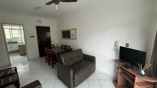 Shared lounge/TV area, Apartamento uma Quadra da Praia das Asturias in Vila Luis Antonio Shared lounge/TV area, Apartamento uma Quadra da Praia das Asturias in Vila Luis Antonio