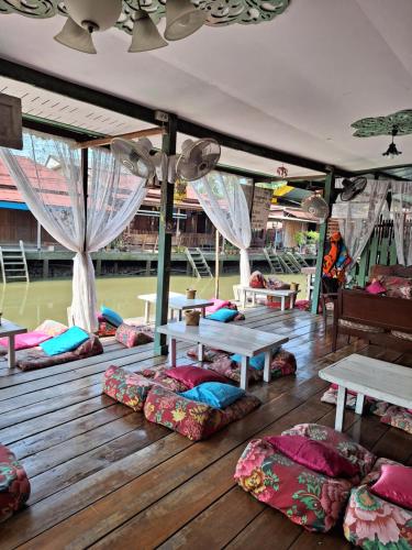 Baanrak Amphawa in Amphawa (Samut Songkhram) Baanrak Amphawa in Amphawa (Samut Songkhram)