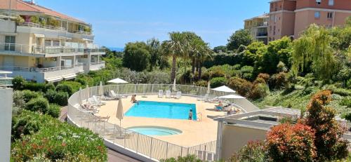 ANTIBES 3 pièces climatisées dans résidence avec piscine