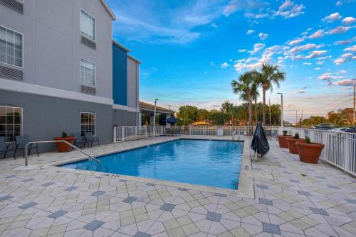 Úszómedence, Holiday Inn Express Destin E - Commons Mall Area By IHG in Destin Tengerpart Úszómedence, Holiday Inn Express Destin E - Commons Mall Area By IHG in Destin Tengerpart